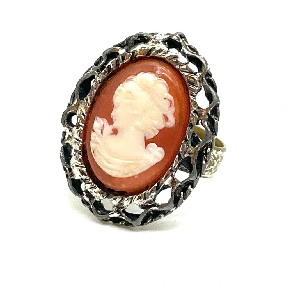 Very Vintage Cameo Fashion Ring Sz. 8